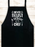 Never Trust A Skinny Chef Apron Heat Press Vinyl Bbq Barbeque Cook Grill Chef Bake Food Kitchen Funny Gift Men Women Dad Mom Family Cookout
